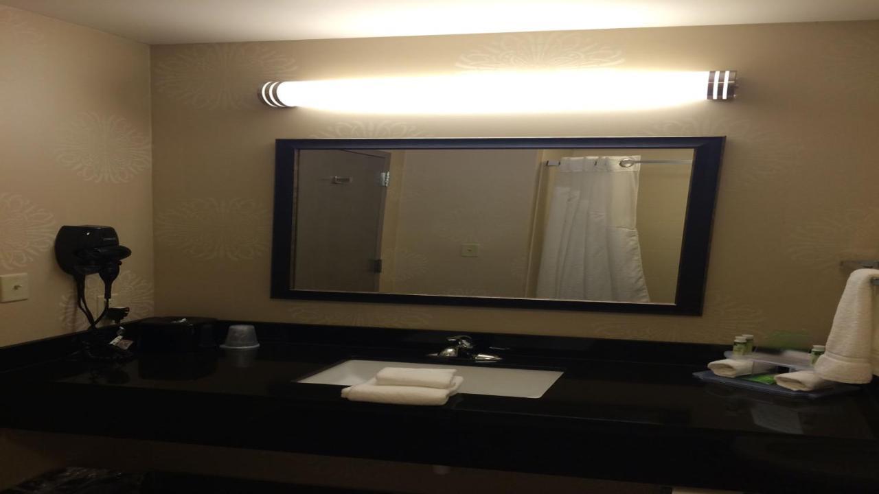 Holiday Inn Guin By Ihg Twin Exterior photo