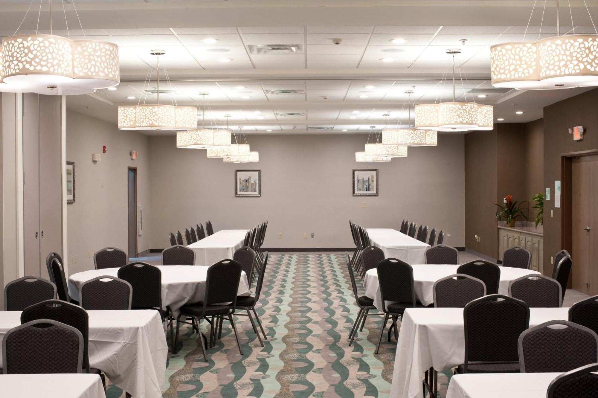 Holiday Inn Guin By Ihg Twin Exterior photo