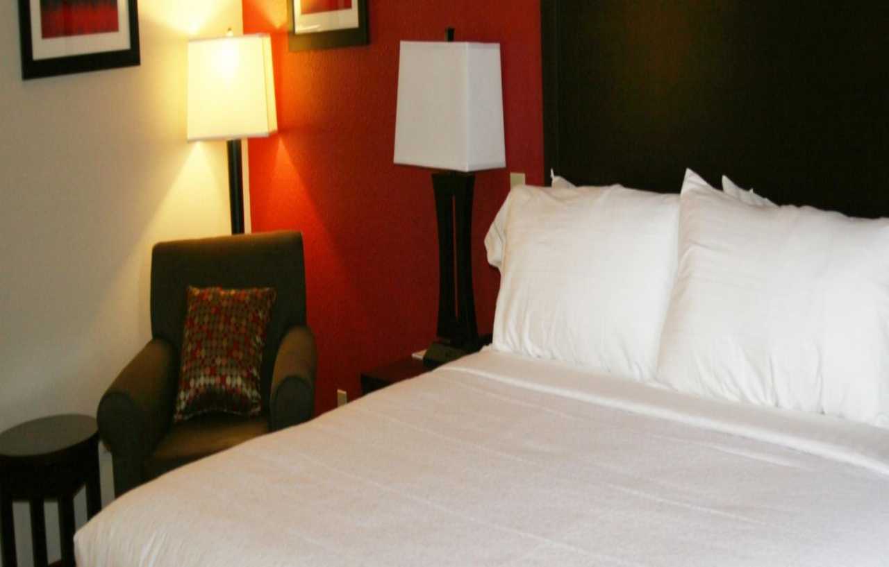 Holiday Inn Guin By Ihg Twin Exterior photo